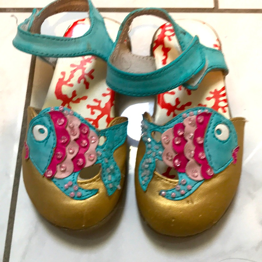 🥳 3/$35 Lemon loves lime sandals size 7 fish